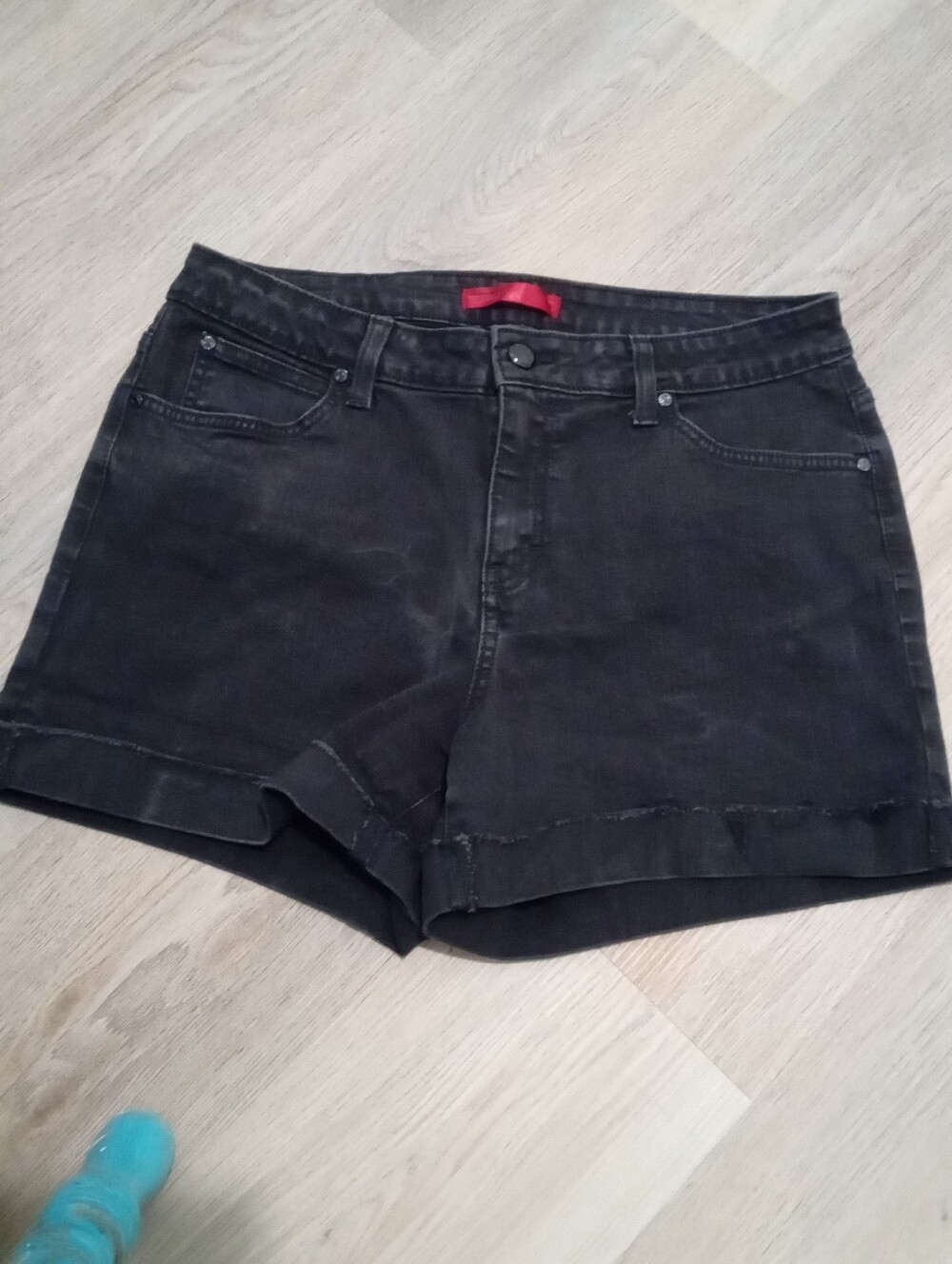 Jennifer Lopez Size 2 Black High-Rise Denim Shorts w/Cuff Hem